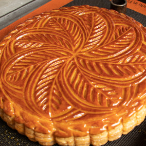 フランスの新年を祝う伝統菓子「ガレット・デ・ロワ」の魅力 | サン